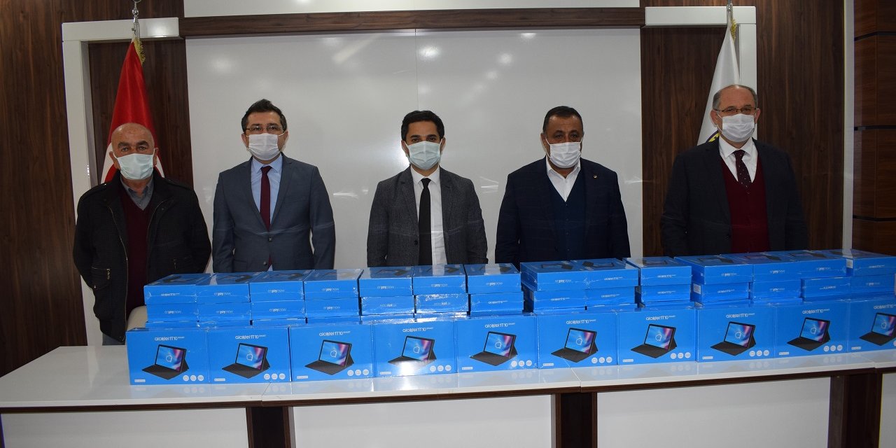 Karapınar'da öğrencilere tablet dağıtımı yapıldı