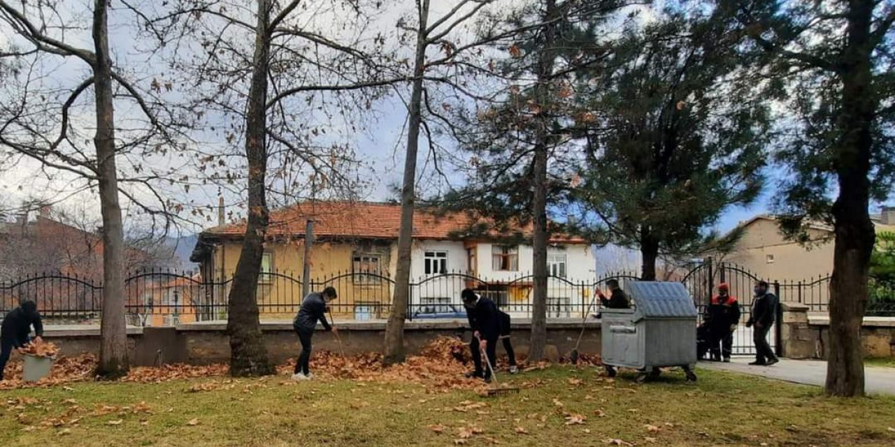 Seydişehir'de bazı gençler camilerde temizlik yapıyor