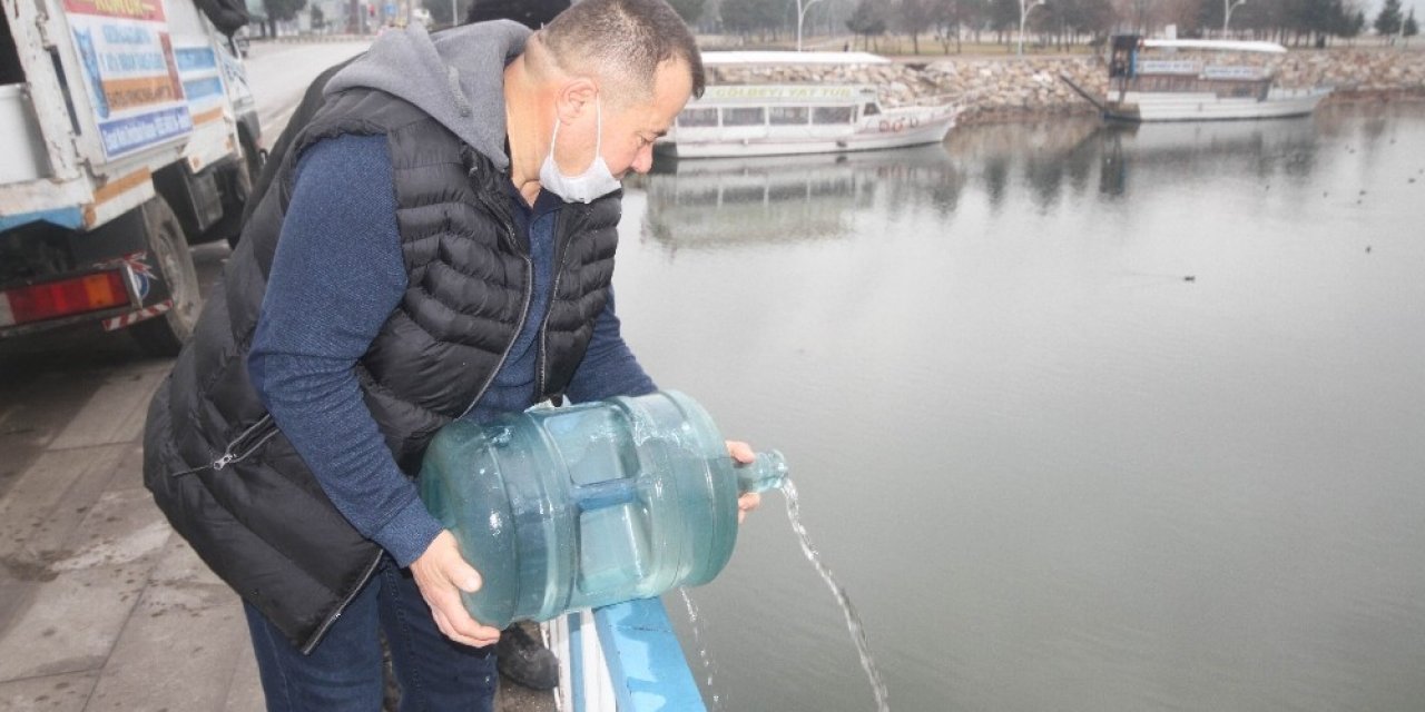 Konya'da suları çekilen Beyşehir Gölü’ne damacanalarla su döktü