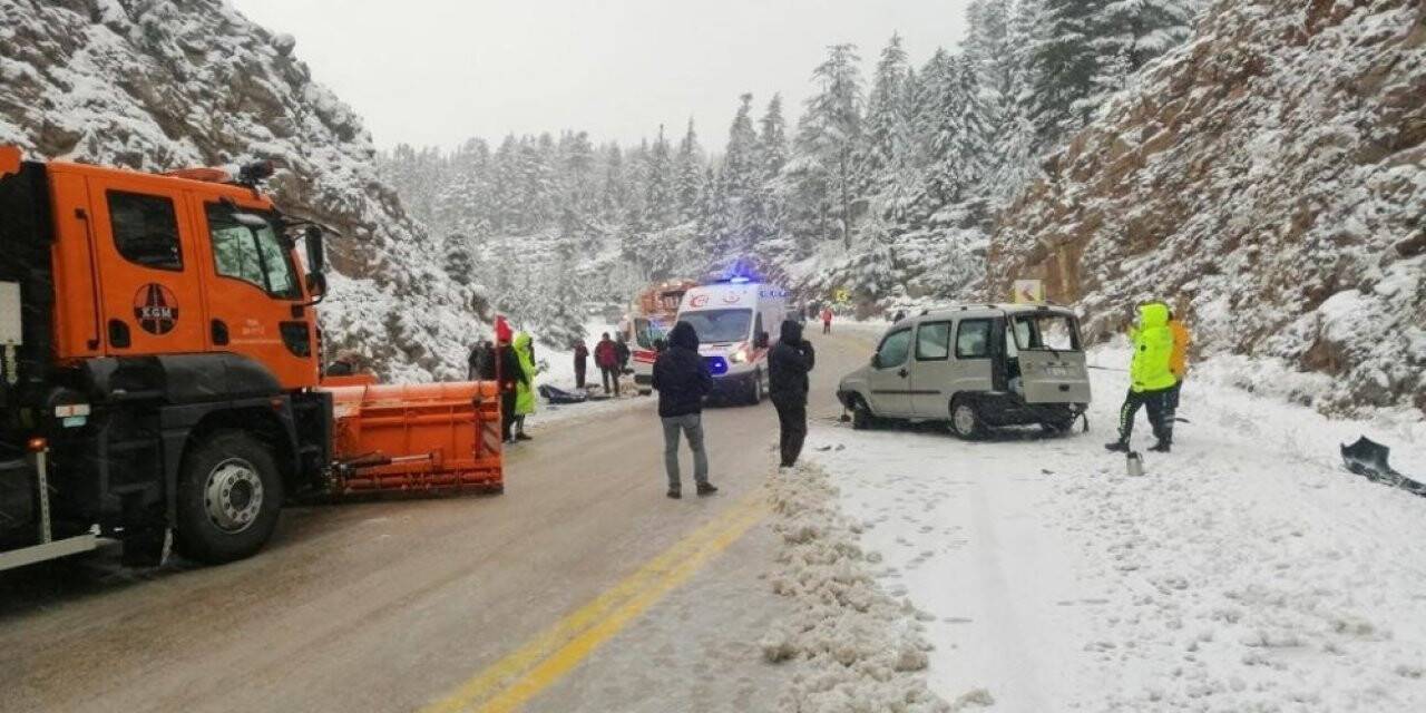 Antalya-Konya karayolunda feci kaza: 2 ölü, 5 yaralı