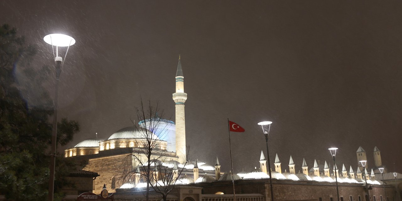 Konya kent merkezine beklenen kar geldi
