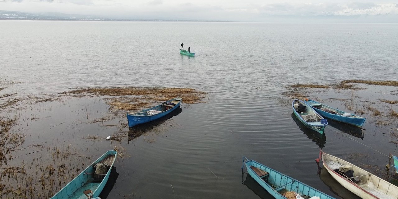 Beyşehir Gölü'nde tatlı su balığı avcıları, kısıtlamada da av mesaisinde