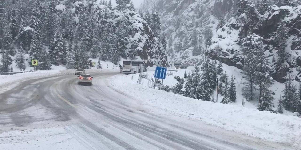 Konya - Antalya yolunda kar kürüme ve tuzlama çalışmaları aralıksız sürüyor! Kar kalınlığı 30 santimetreye ulaştı
