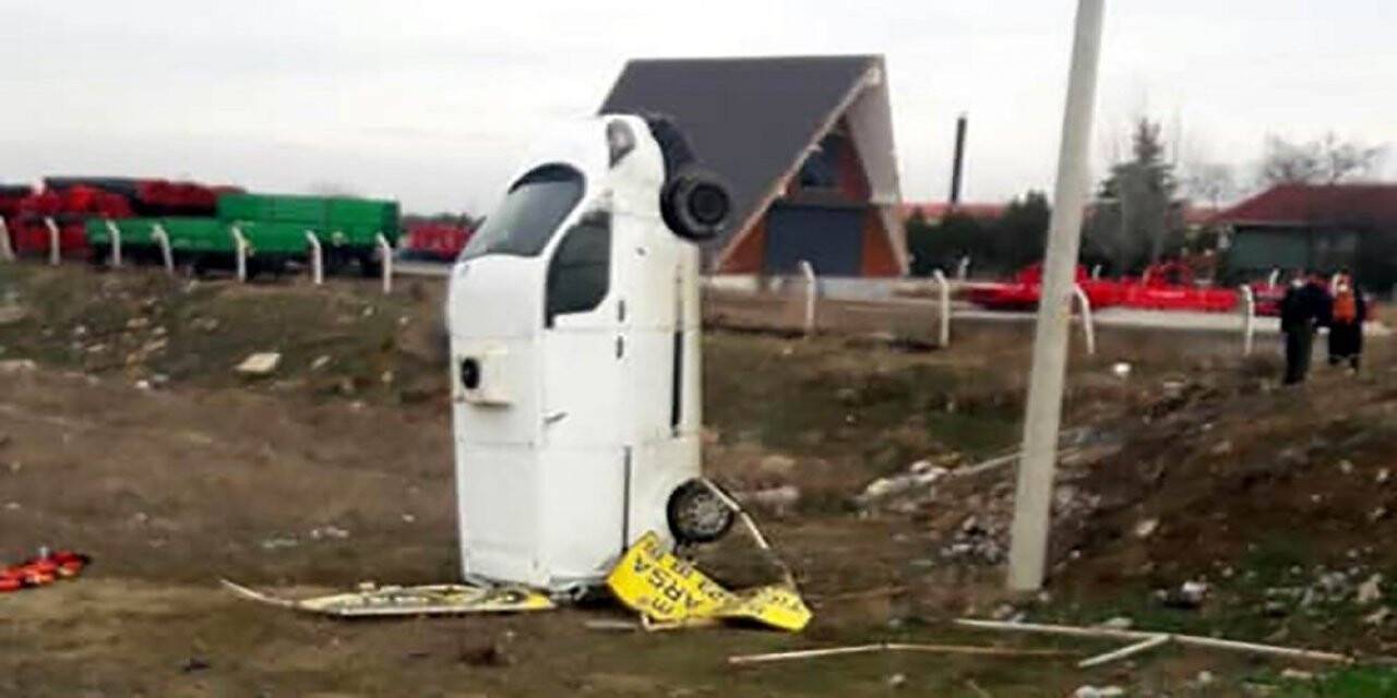 Konya'da ilginç kaza! Yoldan çıkan kamyonet şaha kalktı: 1 yaralı