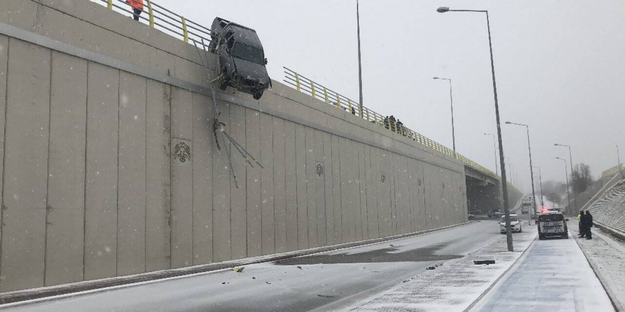 Konya'da yoldan çıkan kamyonet köprüde asılı kaldı
