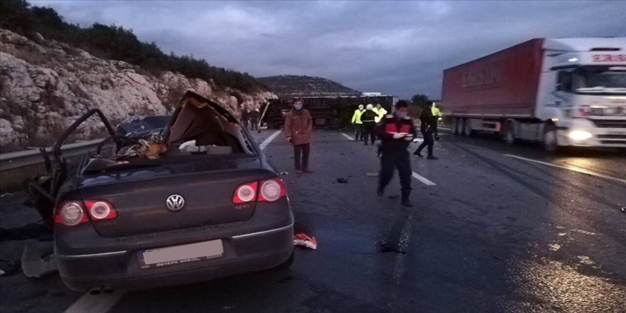 Pozantı-Ankara otoyolunda kamyonet ve otomobil çarpıştı: 5 ölü