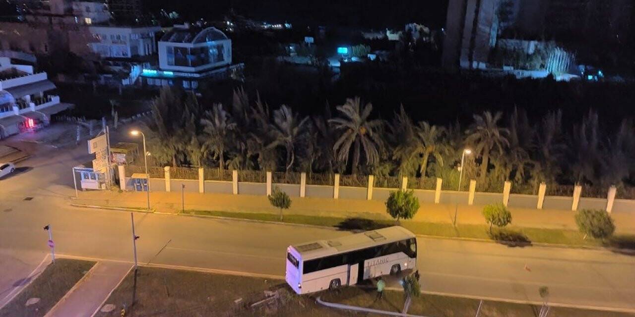 Antalya’da domates yüklü kamyonet otobüsle çarpıştı: 1 ölü,2 yaralı