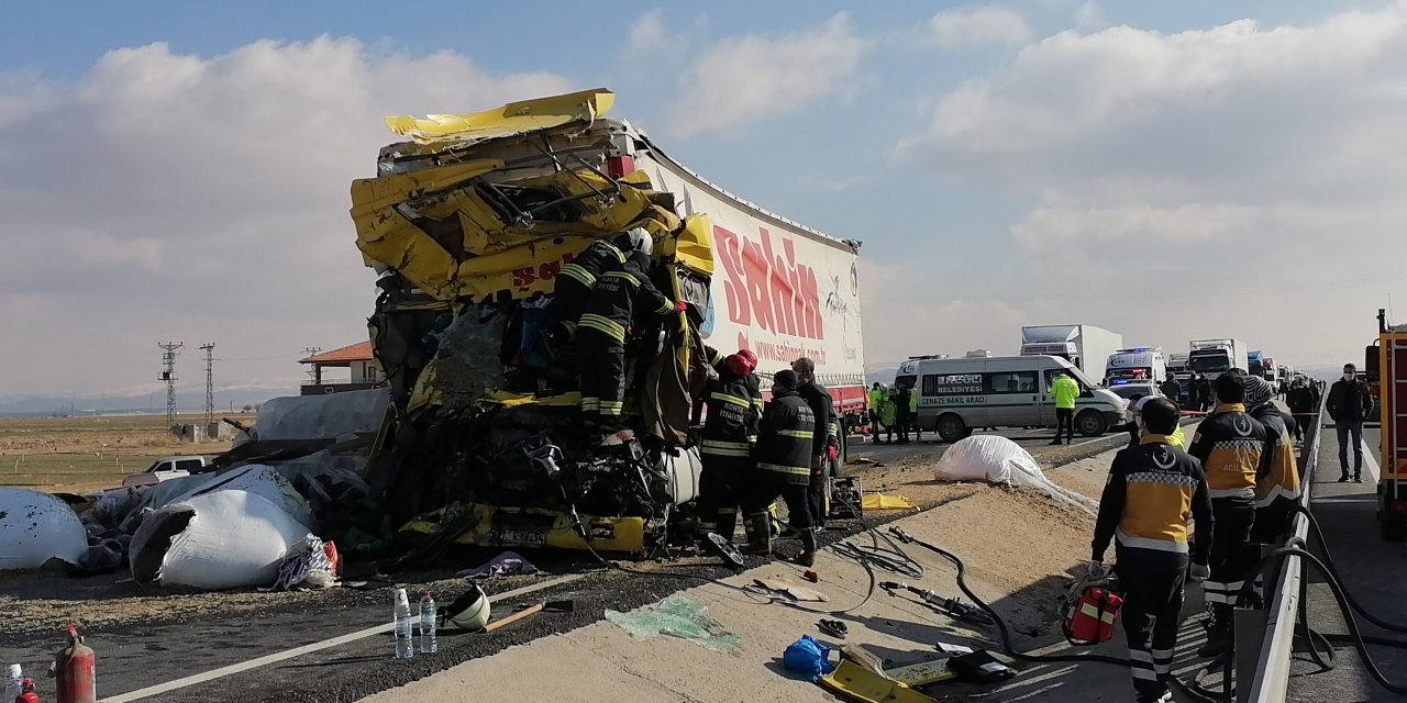 Konya'da feci kaza! İki tır çarpıştı: 1 ölü