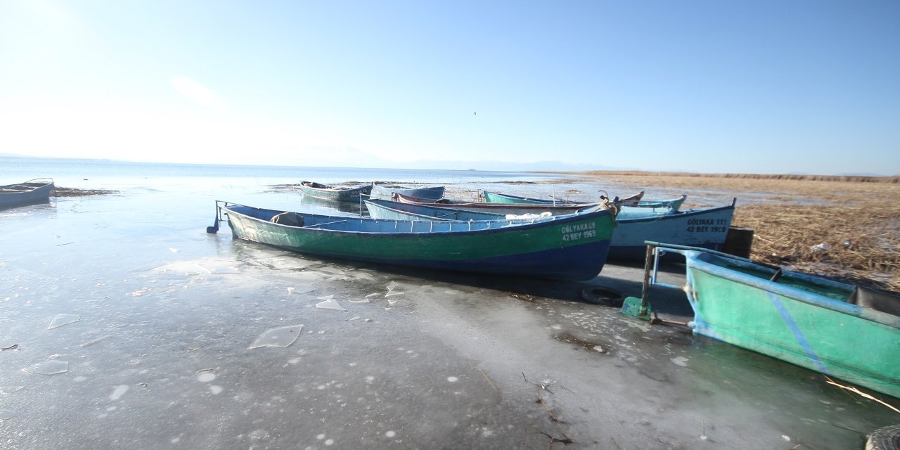 Beyşehir Gölü'nün kıyıları dondurucu soğuklardan kısmen buz tuttu