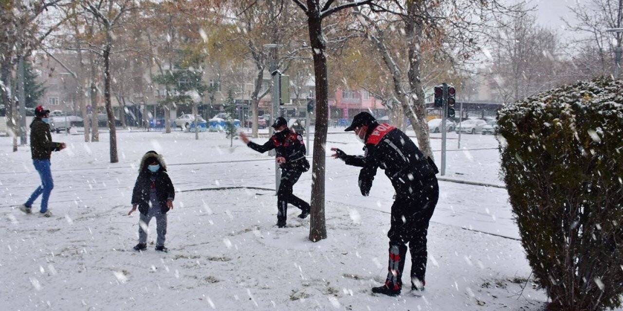Çocukların Kartopu Sevincine Ortak Oldular