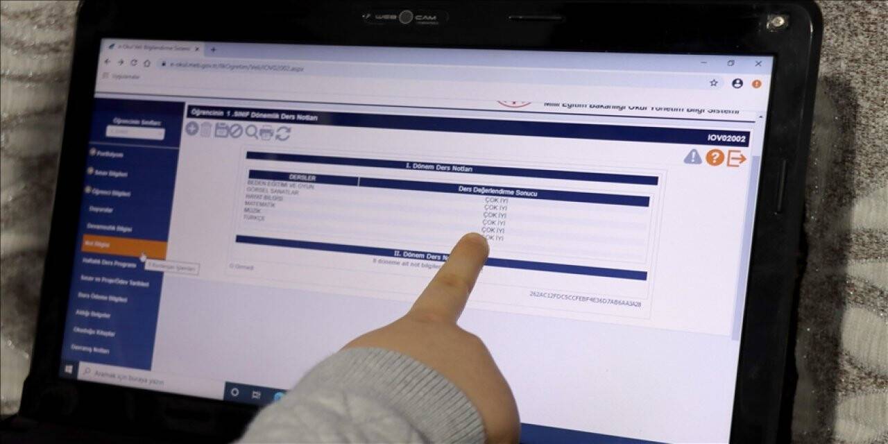 Eğitimlerini uzaktan sürdüren öğrenciler karne notlarına da uzaktan erişti