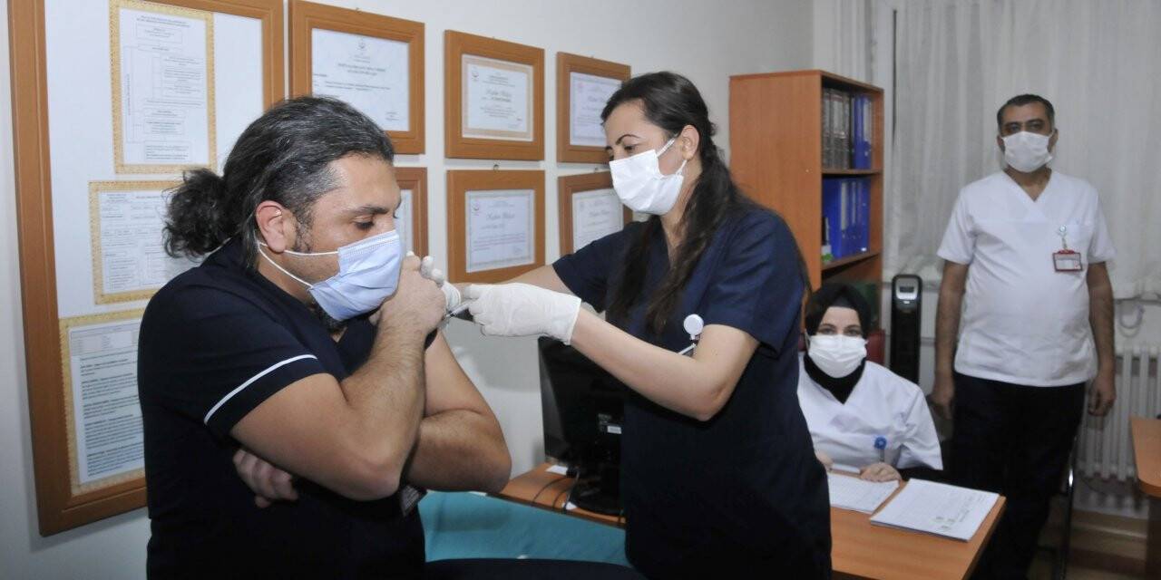 Selçuk Tıp’ta Sağlıkçılar Aşılandı