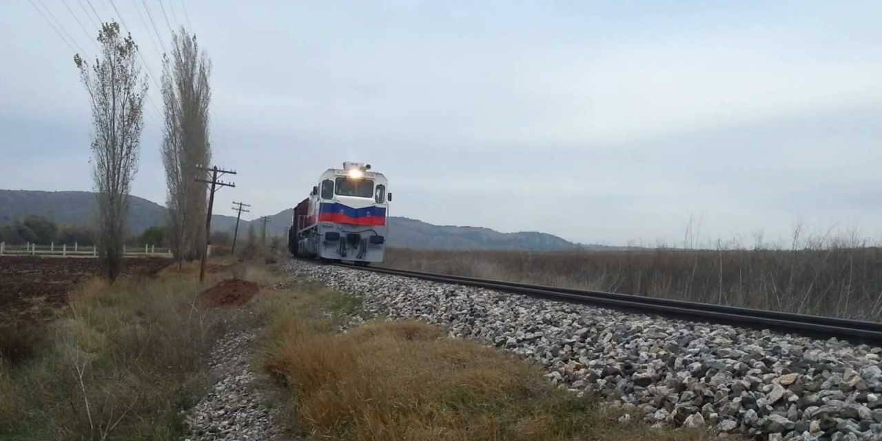 Afyonkarahisar’dan Konya’ya gelen treni hemzemin geçitte taşlayıp, makinisti yaraladılar