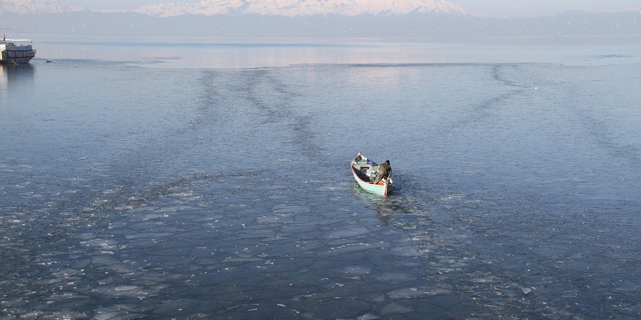 Konya'da kıyıları donan Beyşehir Gölü'nde balıkçıların zorlu mesaisi