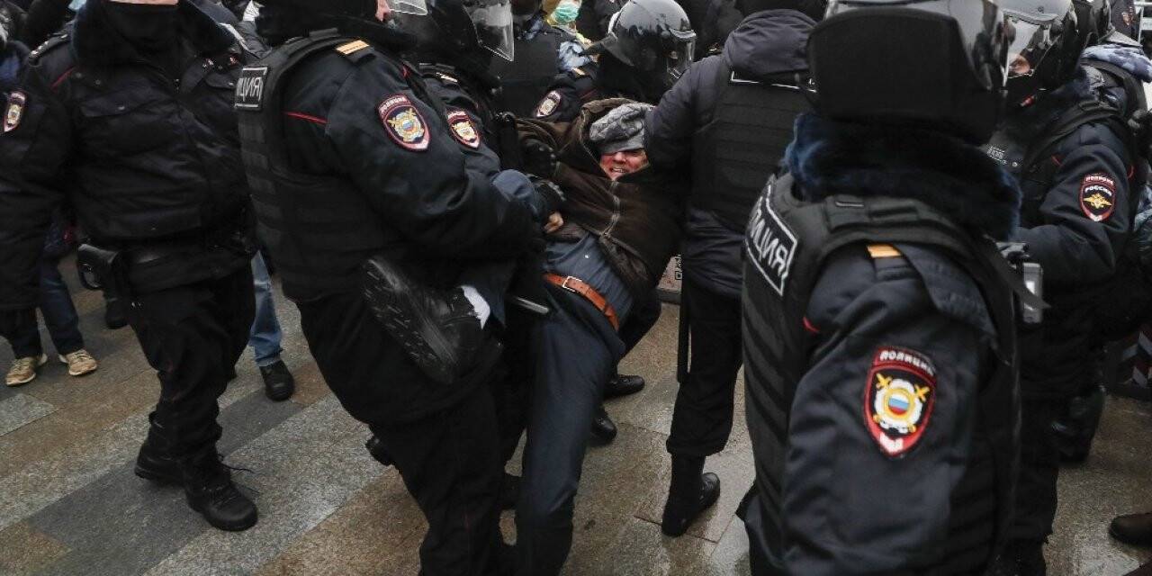 Rusya genelinde binlerce muhalif Navalny için sokaklarda