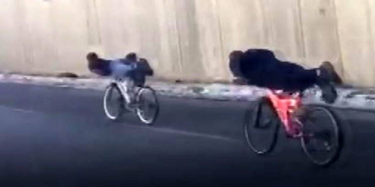 Kısıtlamaya uymayan çocukların bisikletle tehlikeli yolculuğu pes dedirtti