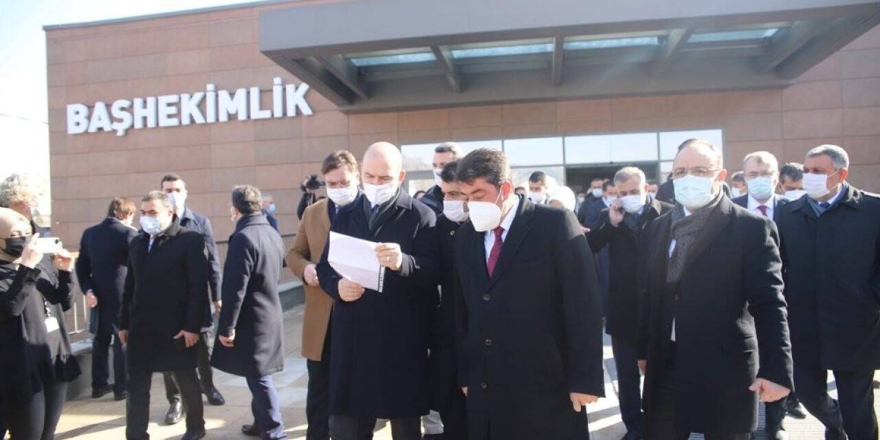 Bakan Soylu, Şehit Fethi Sekin’in babası ile kanaat önderi Nazırlı’yı hastanede ziyaret etti