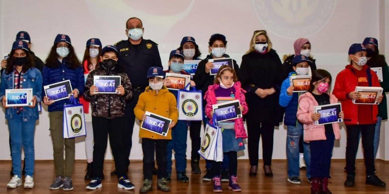 Polis Eşleri Derneğinden Öğrencilere Tablet