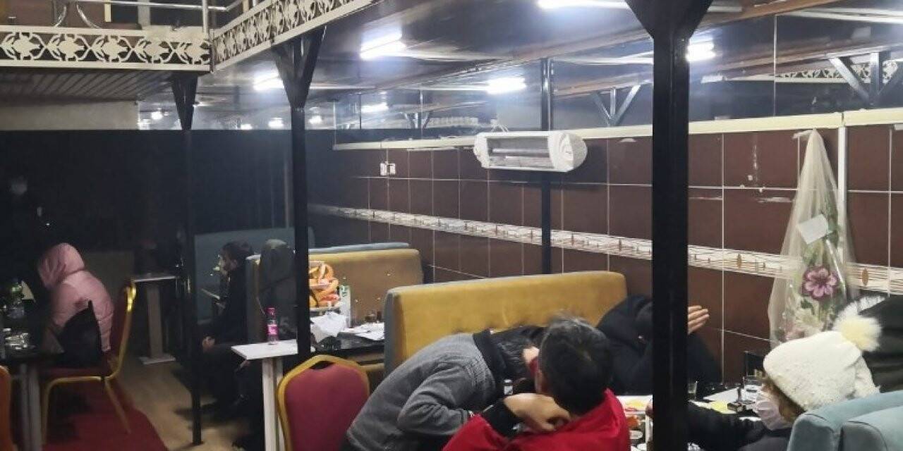 Konya'da gazinoya baskın!  Polis kilitli kapıyı koç başıyla kırarak girdi