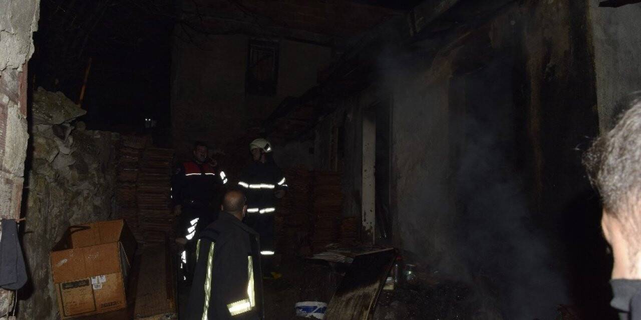 Kediler için yaktığı ateş evini kül etti