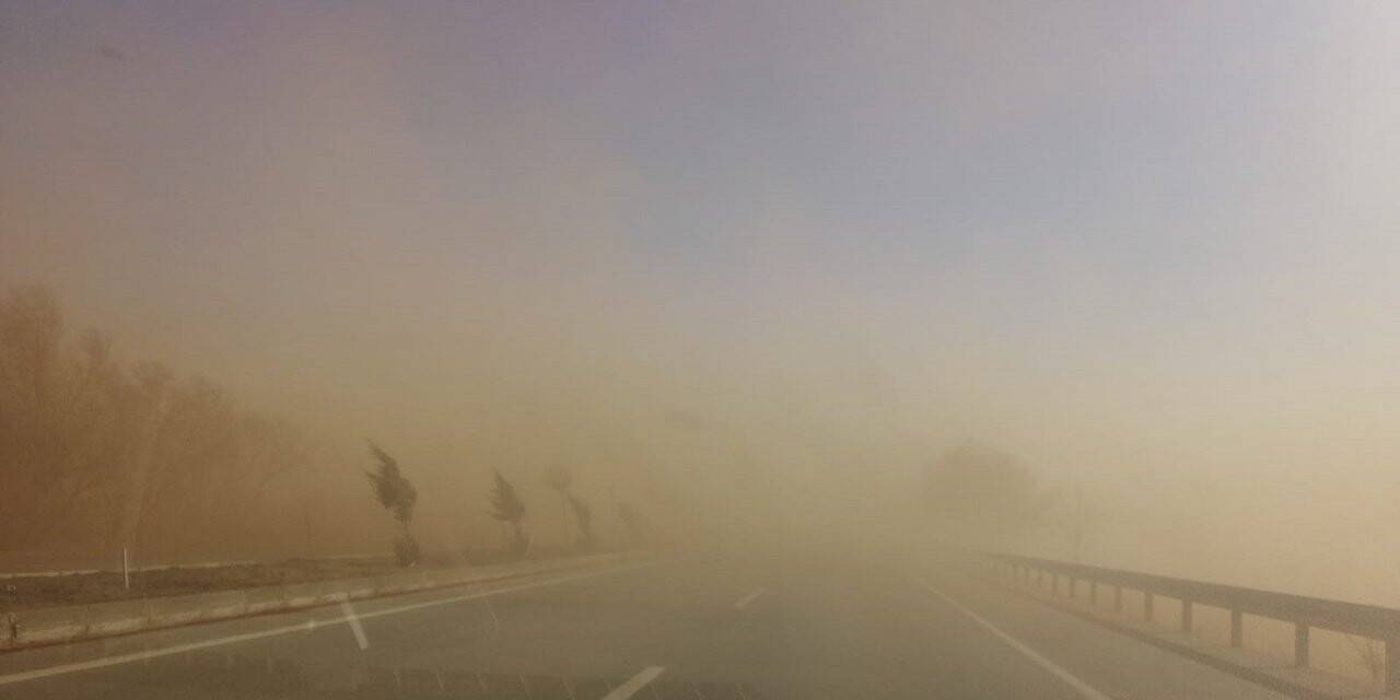 Konya - Karaman yolunda toz bulutu etkili oluyor