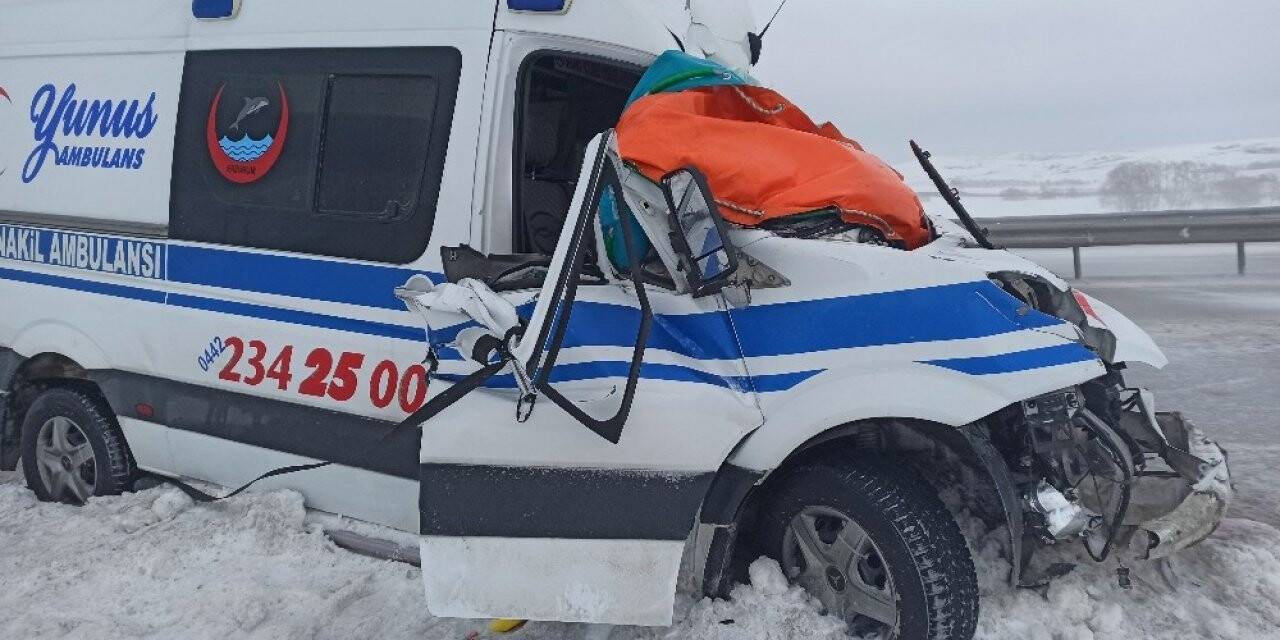 Feci kaza! Ambulans tırla çarpıştı: 1 ölü 1 yaralı