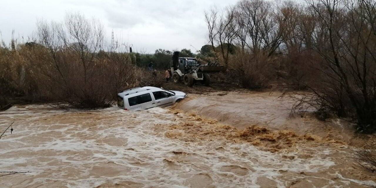 Sel sularına kapılan araç dereye sürüklendi