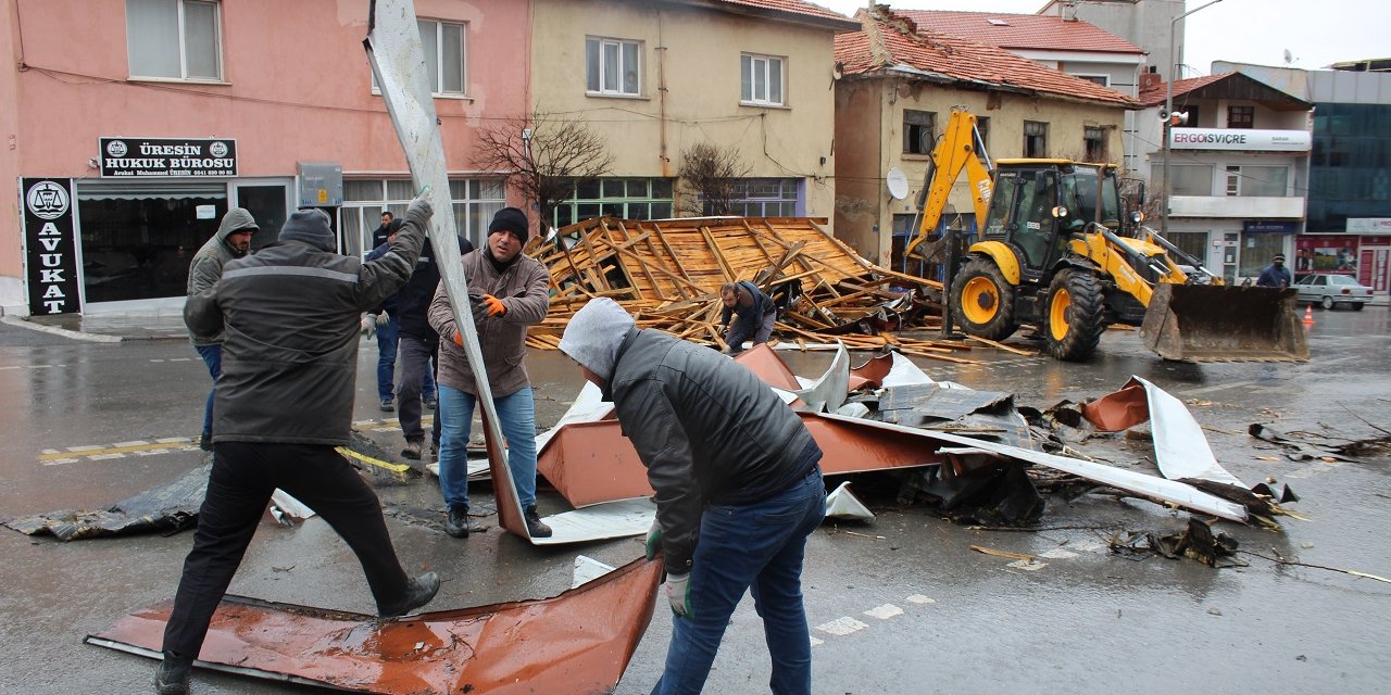 Konya’da şiddetli rüzgar adliye binasının çatısını uçurdu