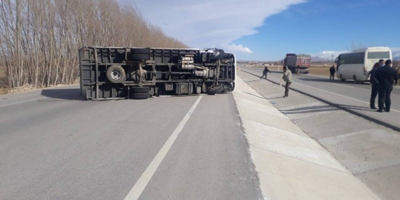 Konya'da fırtına nedeniyle çatılar uçtu, kontrolden çıkan kamyon devrildi
