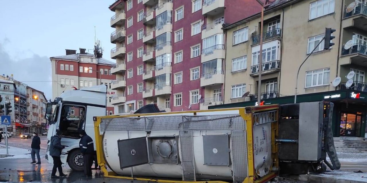 Konya'da buzlanma nedeniyle  gıda maddesi taşıyan tır devrildi