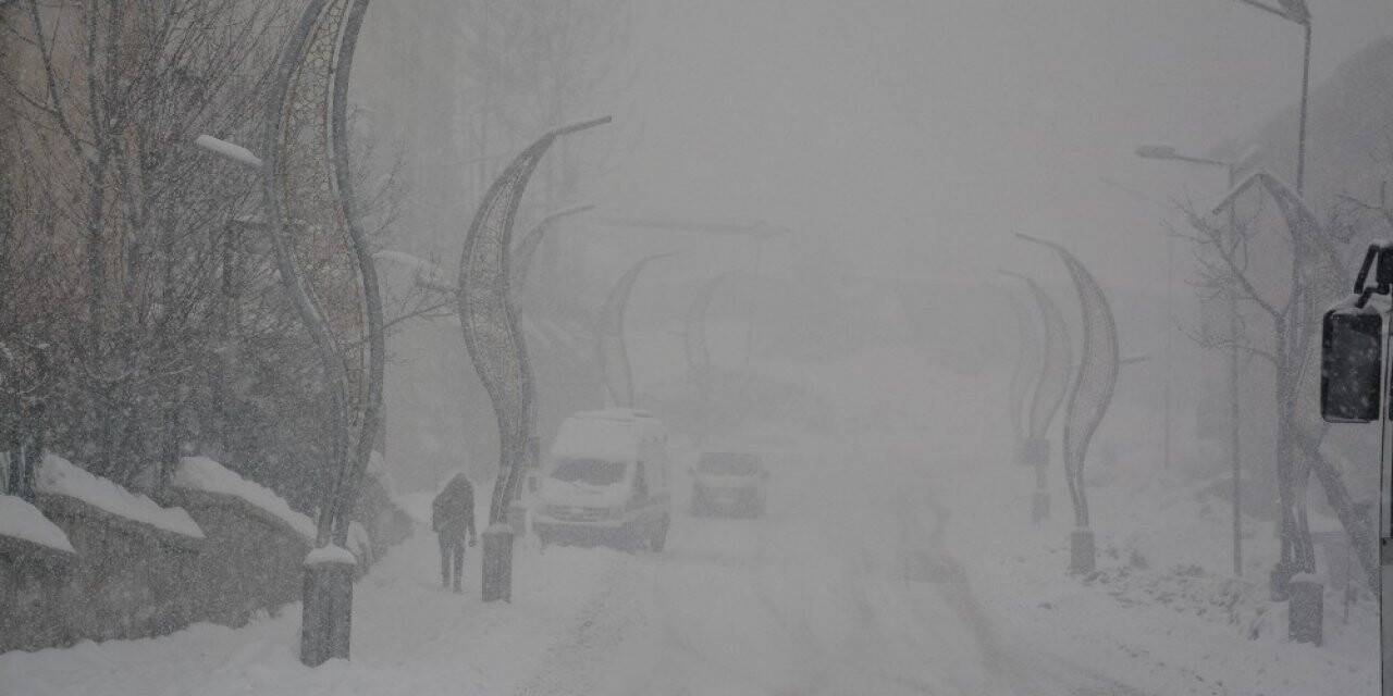 Hakkari’de 66 yerleşim yerinin yolu ulaşıma kapandı