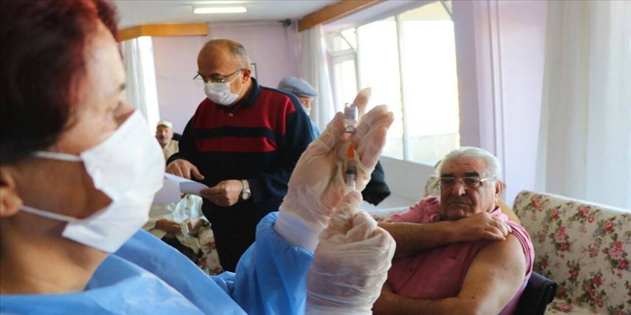 75 yaş üzerindekilerin Kovid-19 aşılaması  sağlık kuruluşlarında başlıyor