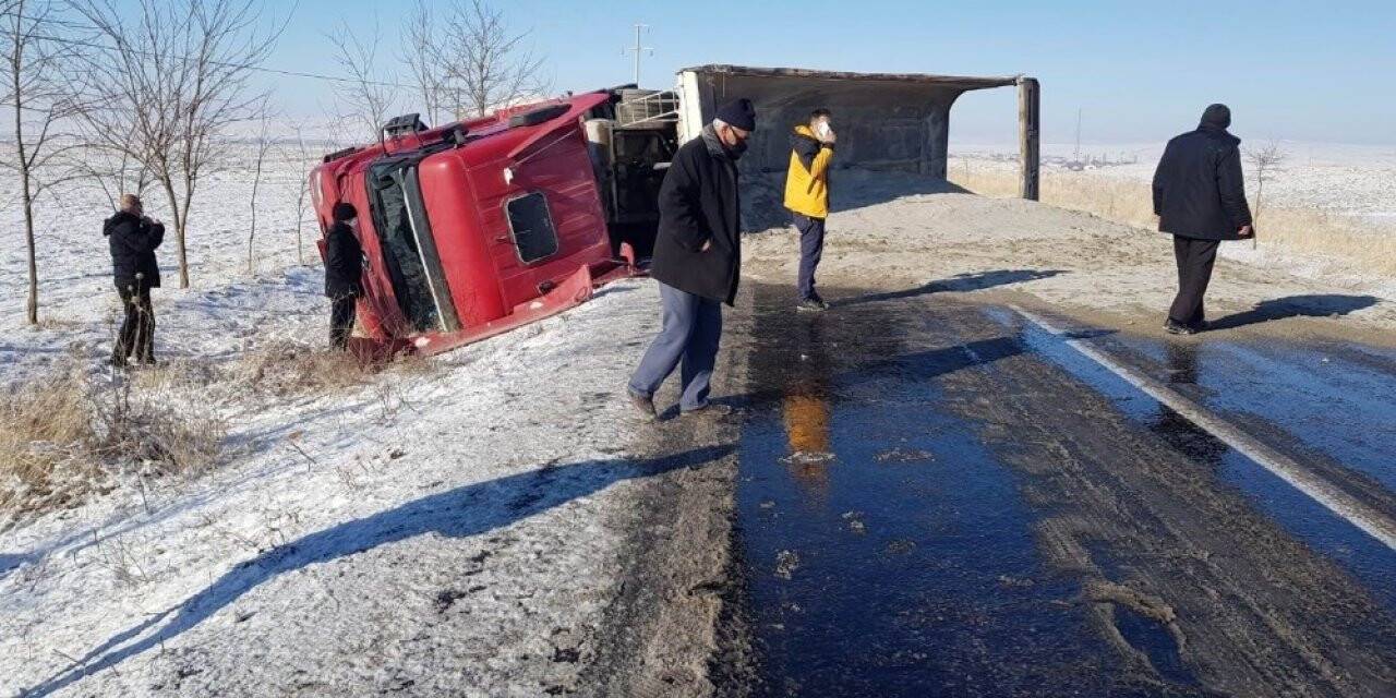 Konya'da mıcır taşıyan tır devrildi