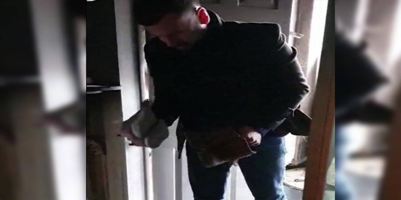 Yangında hayatını kaybeden kızının ayakkabılarını tutarak gözyaşı döktü