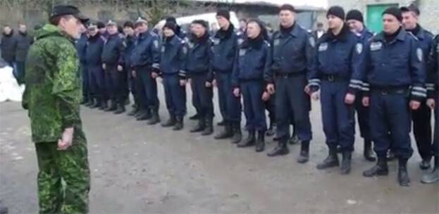 Ukraynalı polisler Rus albayın emrinde!