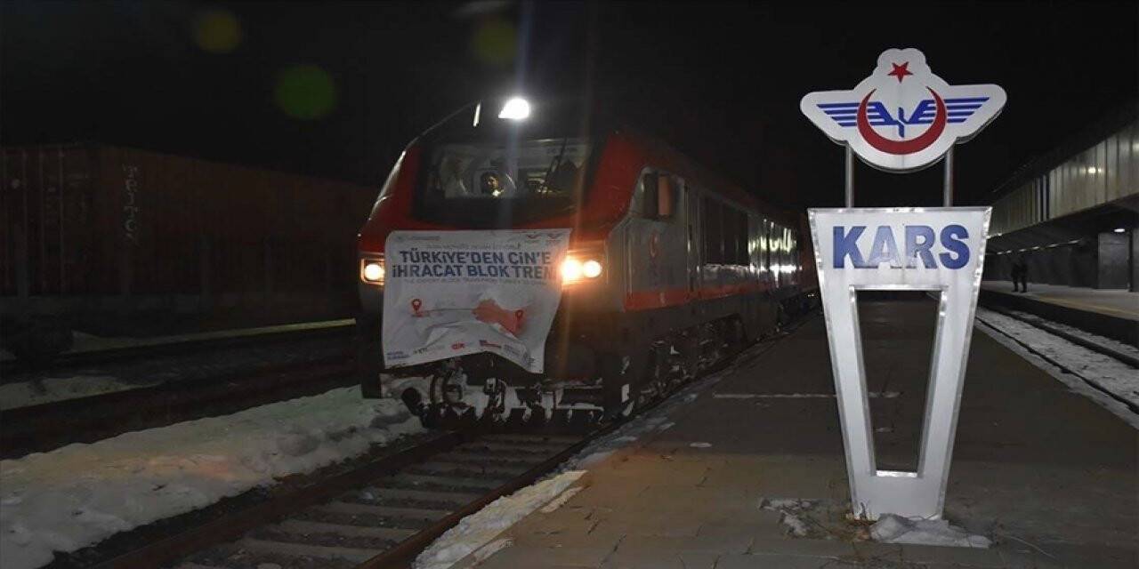 Çin'e gidecek bor yüklü tren Kars'tan Gürcistan'a doğru yola çıktı