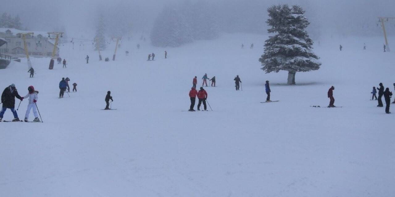 Uludağ’da sis ve tipi kayakçıları durduramadı