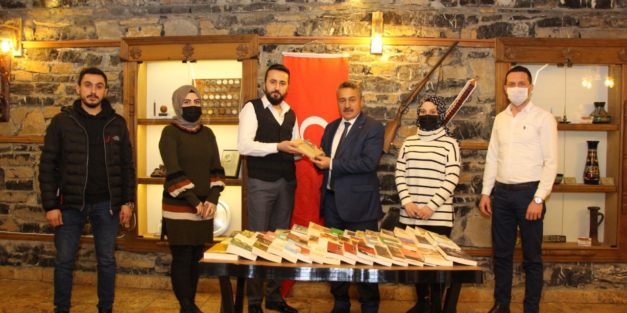 AK Parti Seydişehir Gençlik'ten  yeni kütüphaneye kitap bağışı