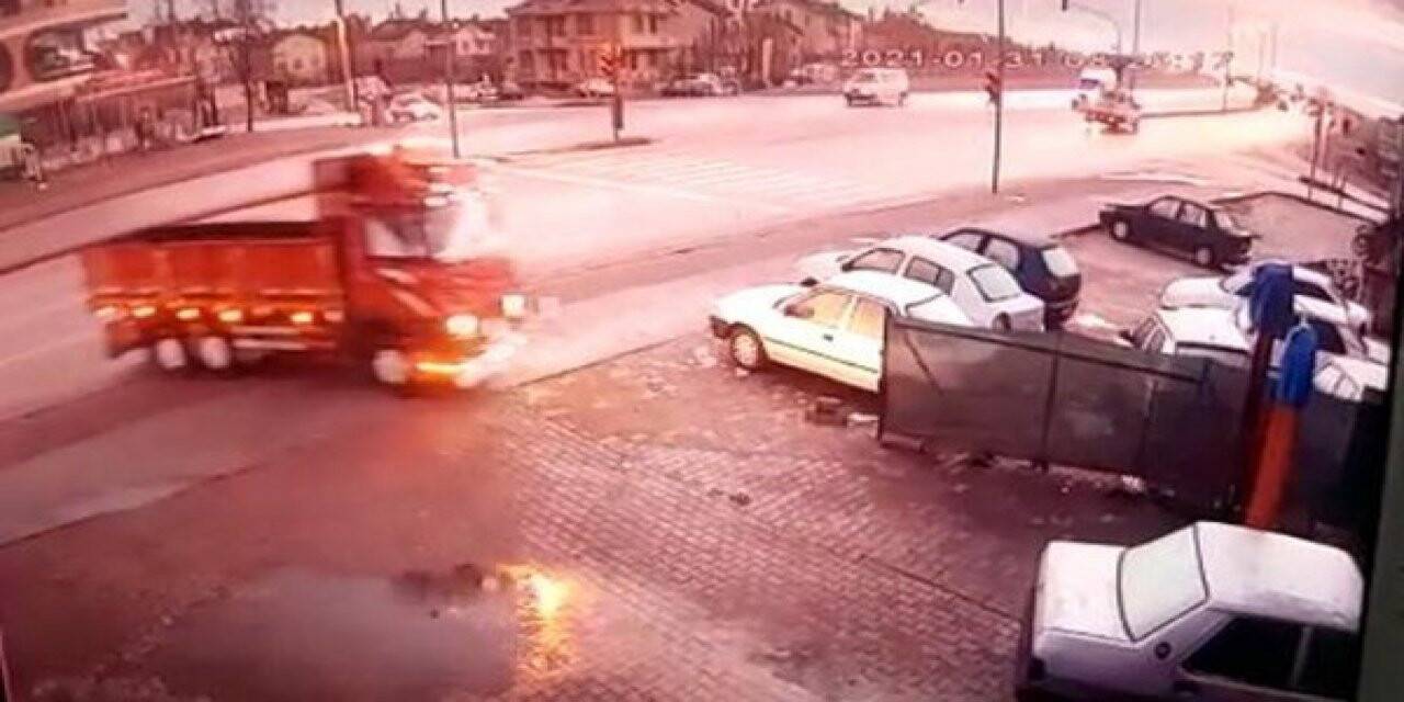 Konya'da savrulan kamyonet devrilmekten son anda kurtuldu
