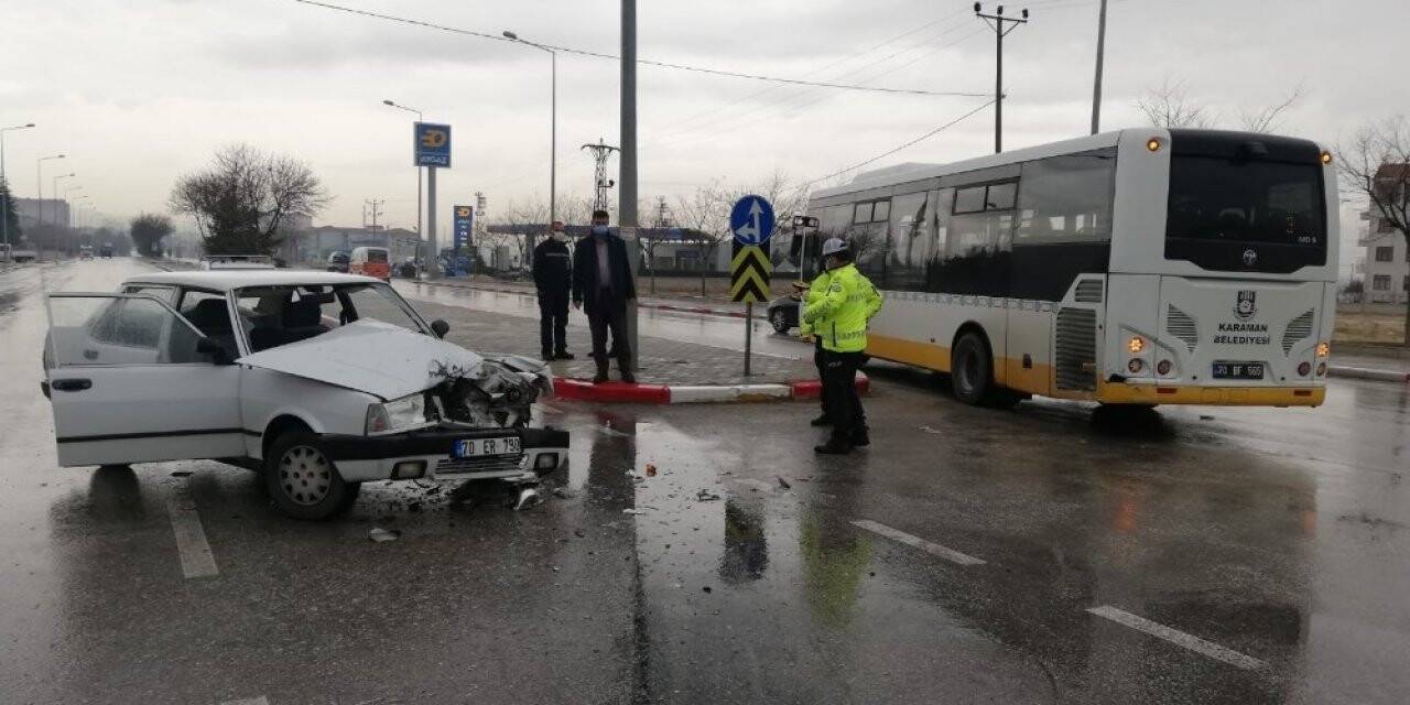 Otomobil belediye otobüsüne çarptı: 2 yaralı