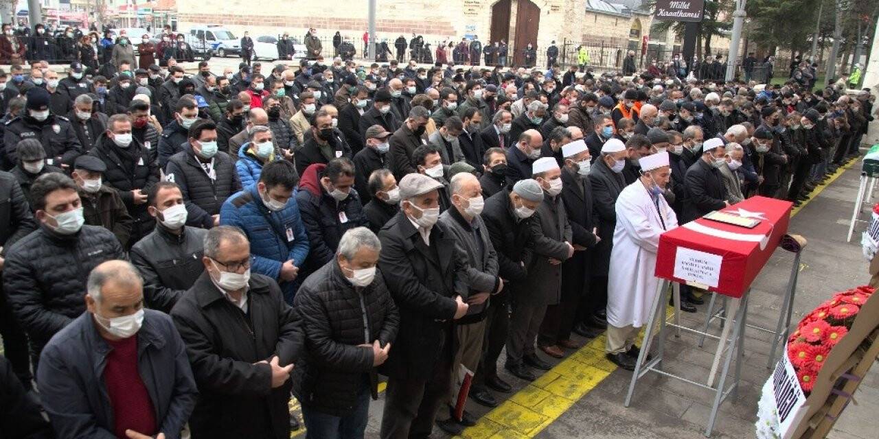 Kalp krizi geçirerek hayatını kaybeden emniyet amiri, Konya'da toprağa verildi
