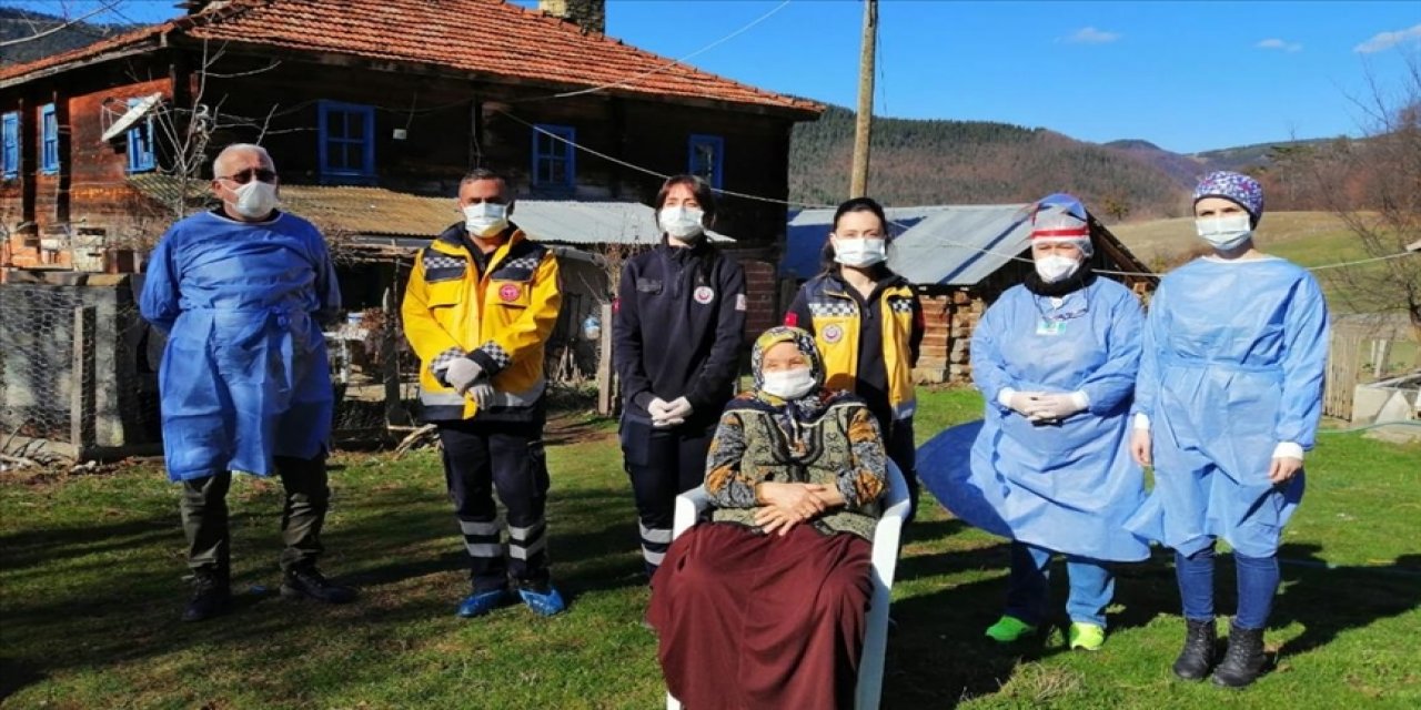 Mobil aşı ekipleri köylerde yaşlıların hayır duasıyla karşılanıyor