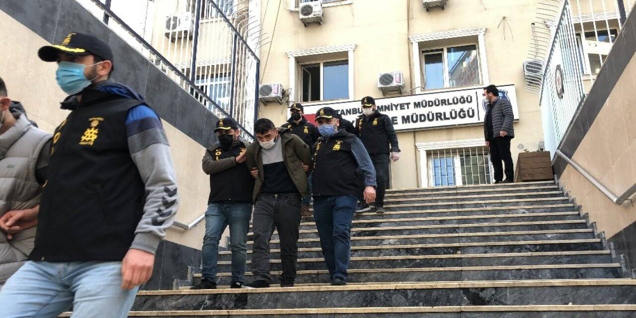 Hem evlerden hem de birbirlerinden çaldılar