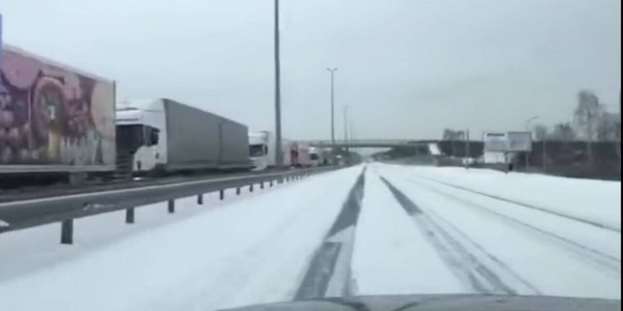 Ukrayna’da yoğun kar yağışı nedeniyle bine yakın tır yolda mahsur kaldı