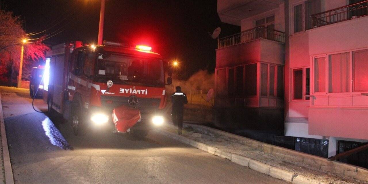 Garajda çıkan yangın apartman sakinlerini korkuttu