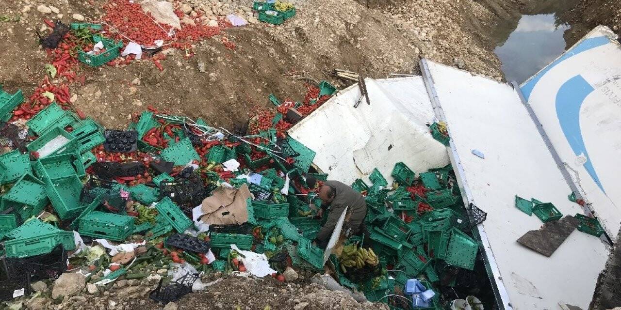 Konya’ya sebze getiren tır devrildi:1 ölü