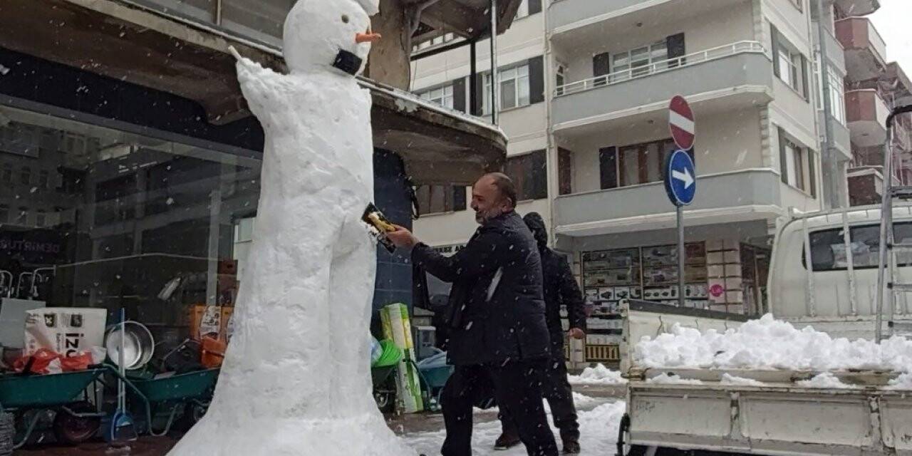 İşi gücü bırakıp 3 metrelik kardan adam yaptı