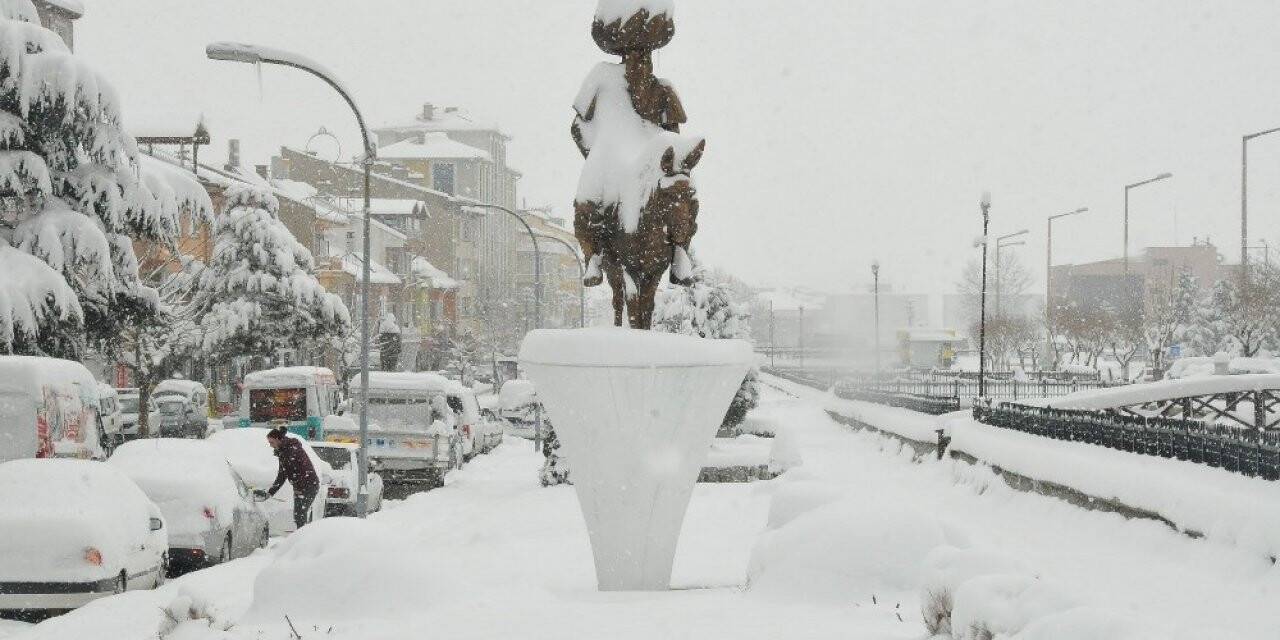 Kar kalınlığı 30 santimetreyi buldu, ilçede temizlik çalışmaları devam ediyor
