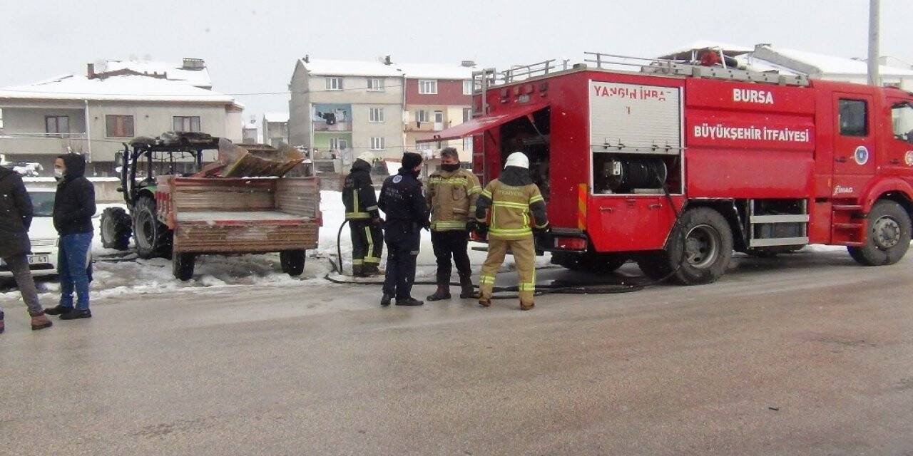 Park halindeki traktör alevlere teslim oldu