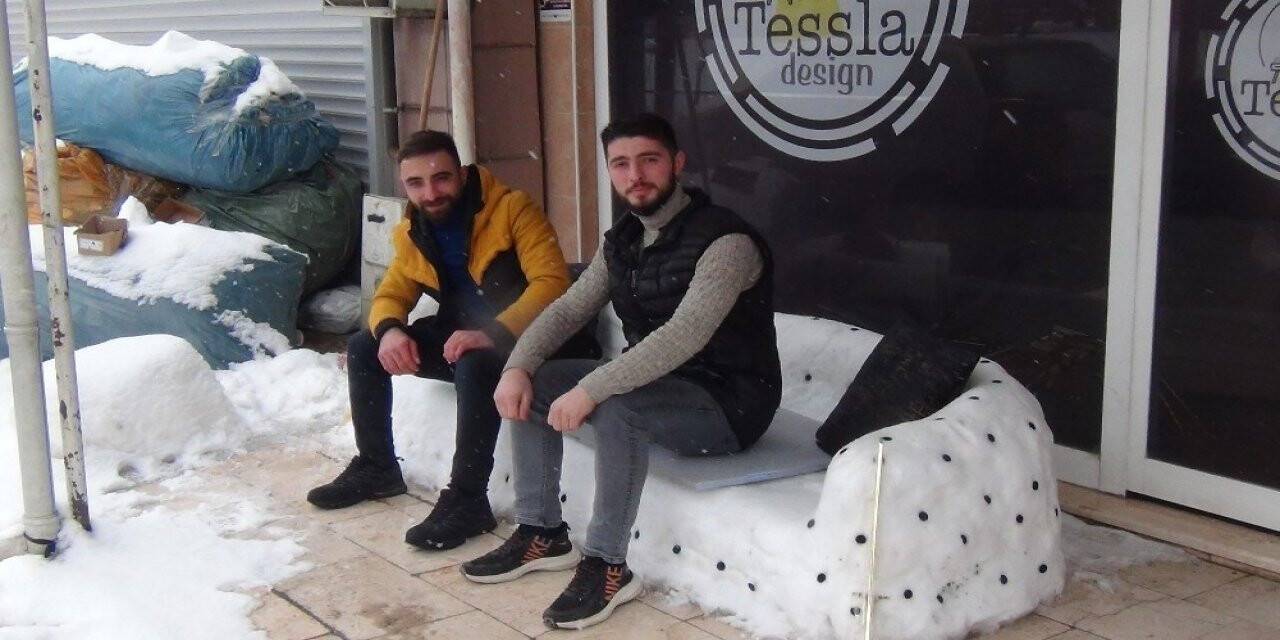 Kardan koltuk yapıp üzerinde çay keyfi yaptılar